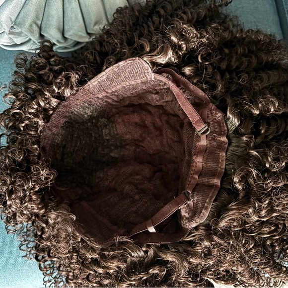 Curly wig - Picture 6 of 6